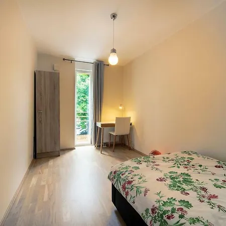 Comfortable 3 Bedroom In City Center Apartment *